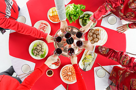 餐桌上家人干杯庆祝图片