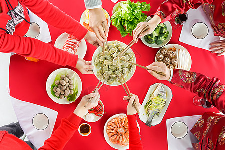 团圆吃饺子餐桌上家人吃饺子背景