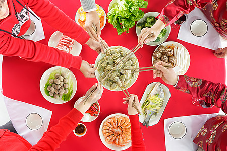 餐桌上家人吃饺子高清图片