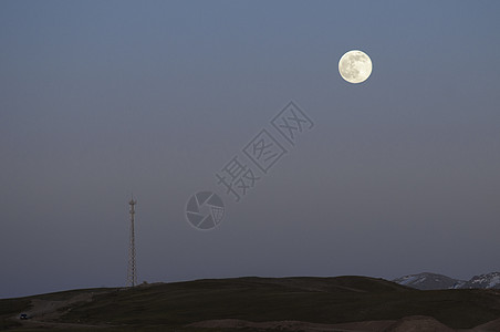 新疆塔城乡村基础设施圆月月亮图片