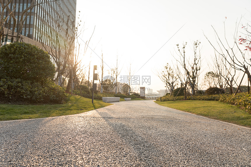 夕阳下的滨江大道图片