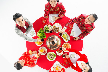 餐桌上家人干杯庆祝背景图片