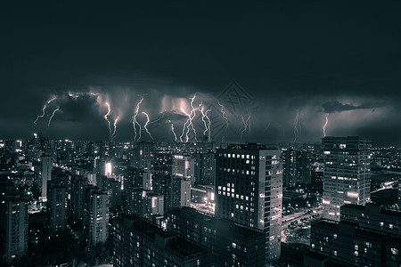 暴风雨下城市闪电下的城市夜景背景