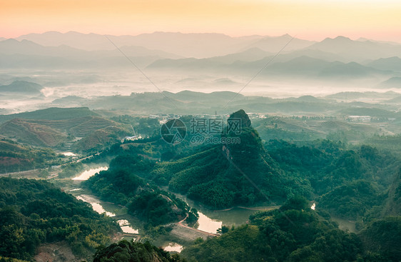 丹霞山山乡晨雾图片