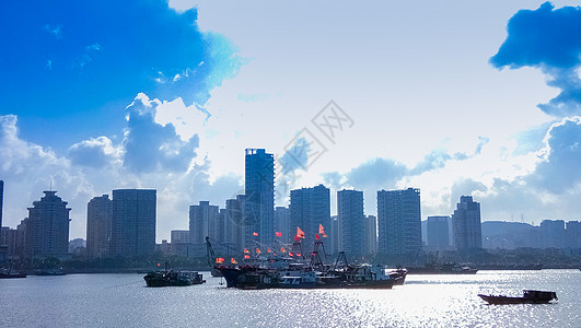 城市岸边江河湖海中的船舶背景图片