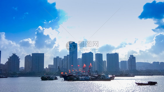 城市岸边江河湖海中的船舶图片