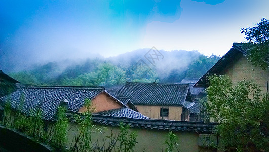 云雾环绕的小山村背景