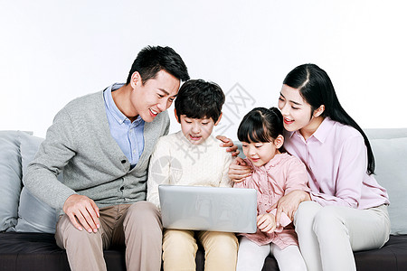 科技家一家人坐在沙发上玩电脑背景