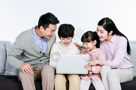 科技家一家人坐在沙发上玩电脑背景