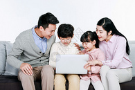 一家人坐在沙发上玩电脑图片