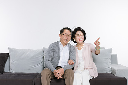 幸福的老年夫妻在看电影高清图片