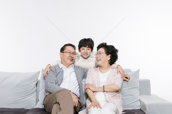 爷爷奶奶和孙子在一起
