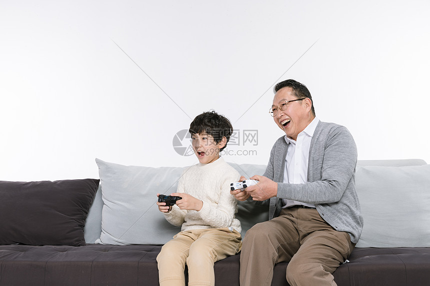 爷爷和孙子打游戏图片