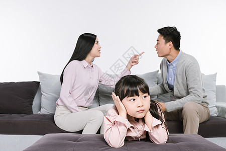 海边母女夫妻不和睦孩子难过背景