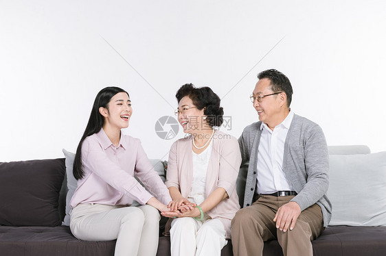 女儿与父母陪伴图片