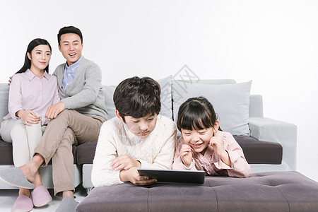 父亲和儿子兄妹看平板电脑父母陪伴背景