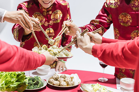 过年一家人夹饺子特写图片