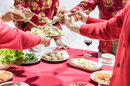 过年一家人夹饺子特写高清图片