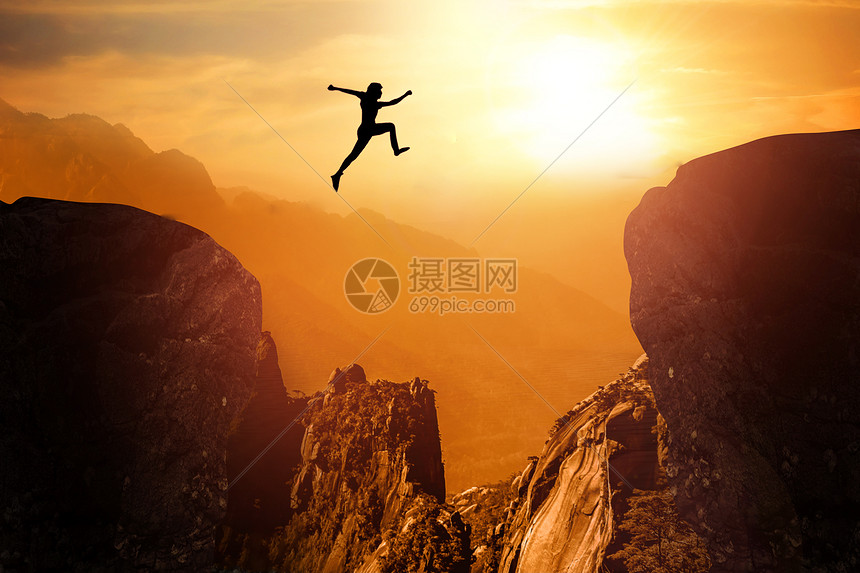 跨越山峰的人