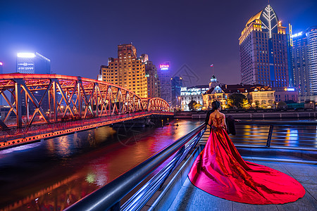穿红礼服女人上海外白渡桥夜景背景