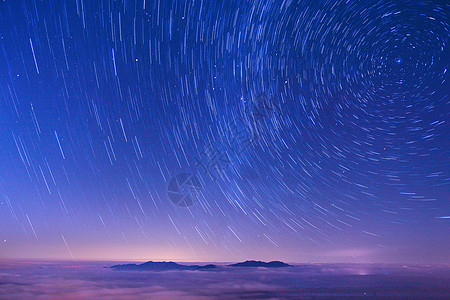 蓝色夜空中的星轨图片