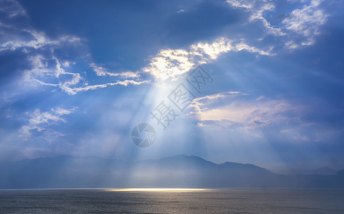 晚霞湖面抚仙湖日落晚霞背景