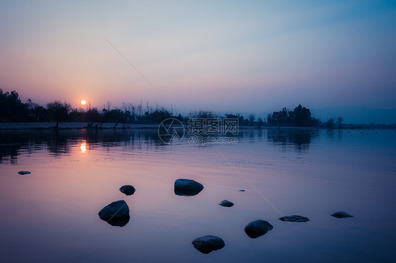 冬季湖面落日图片