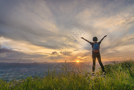 眺望远方夕阳晚霞落日美女背影背景