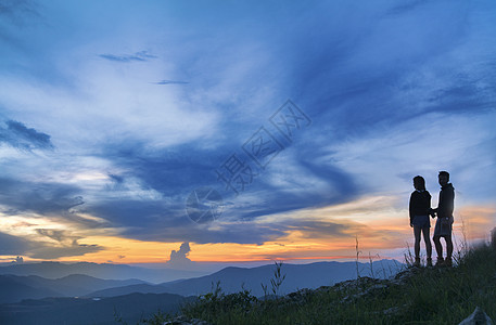 朋友背影看晚霞背影背景