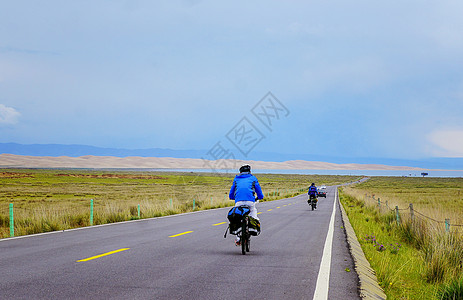 行李箱背影  路骑行背影背景