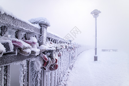 冬天雪中的爱情同心锁图片