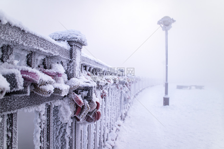 冬天雪中的爱情同心锁图片