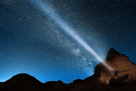 夜晚的星空山峰手电筒高清图片