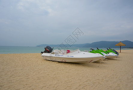 三亚沙滩快艇遮阳伞图片