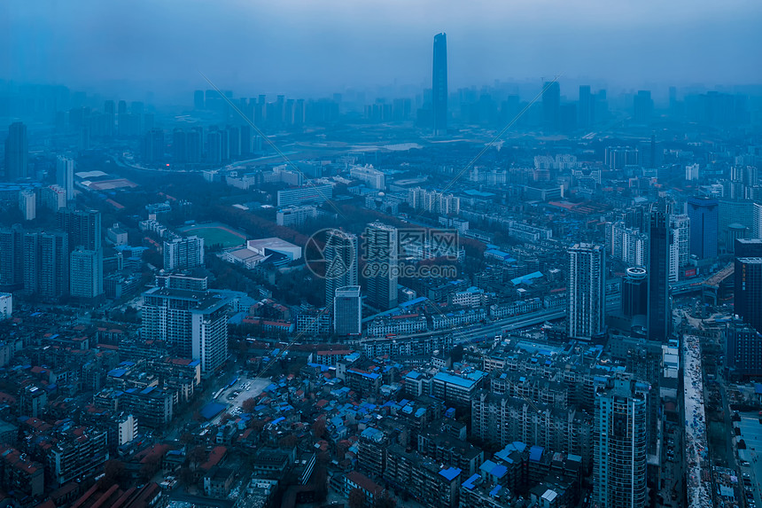 最高楼顶俯瞰城市图片