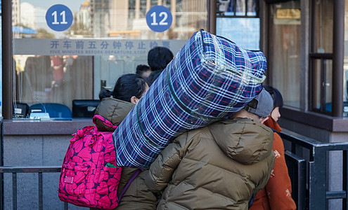 北京站坐火车回家的人们图片