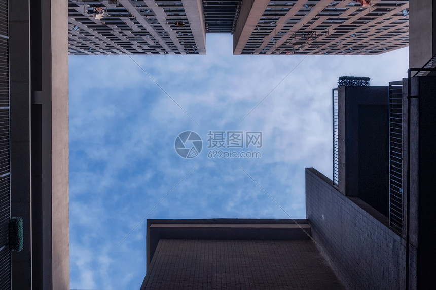 高楼大厦包围的天空