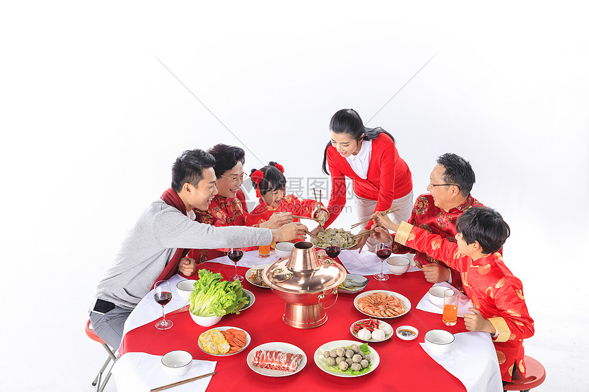 新年一家人在一起团圆聚餐图片