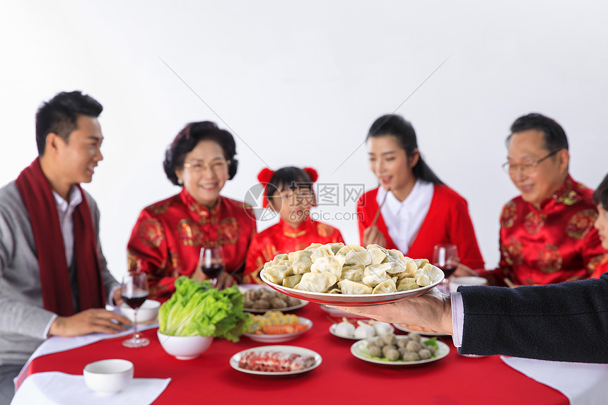 一家人新春一起吃饺子图片