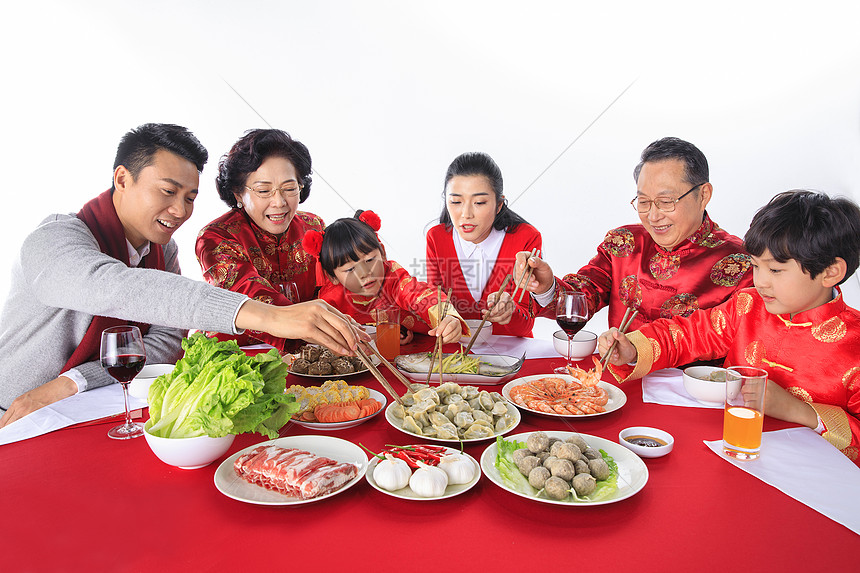 新年一家人在一起团圆聚餐图片