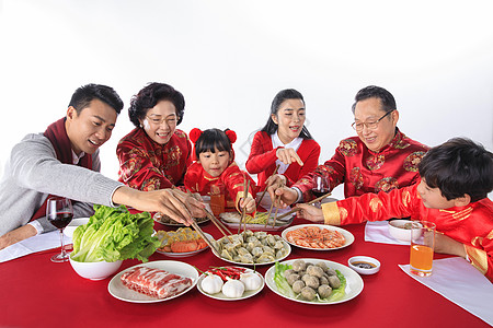 新年一家人在一起团圆聚餐图片