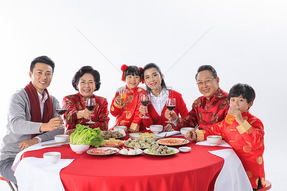 新年一家人在一起团圆聚餐