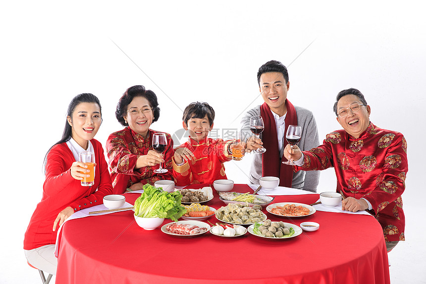 新年一家人在一起团圆聚餐图片