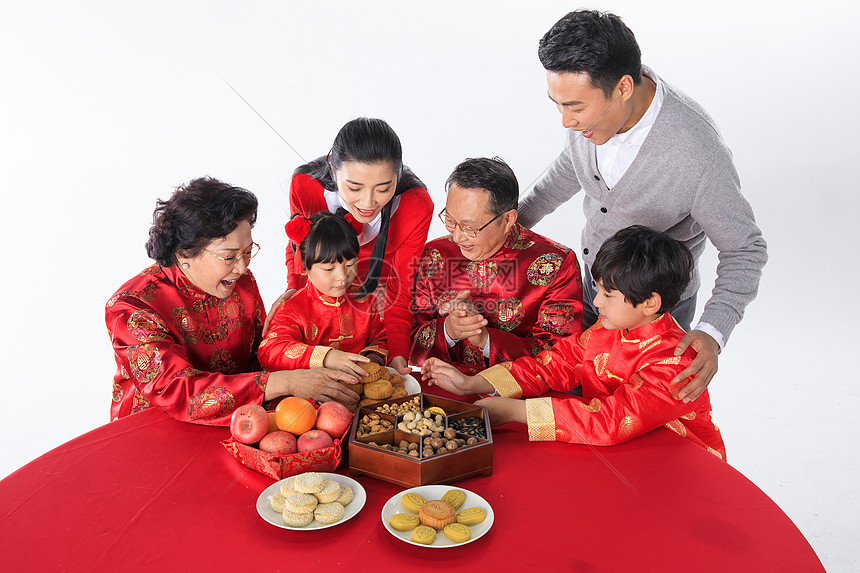 中秋节一家人一起过节吃月饼图片