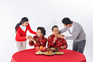 中秋节一家人一起过节吃月饼图片