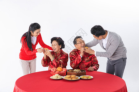 中秋节一家人一起过节吃月饼背景图片