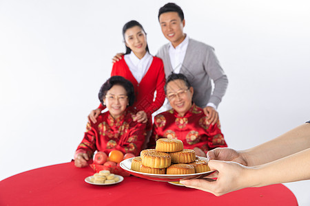 中秋节一家人一起过节吃月饼背景图片