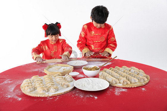 新年孩子们在包饺子