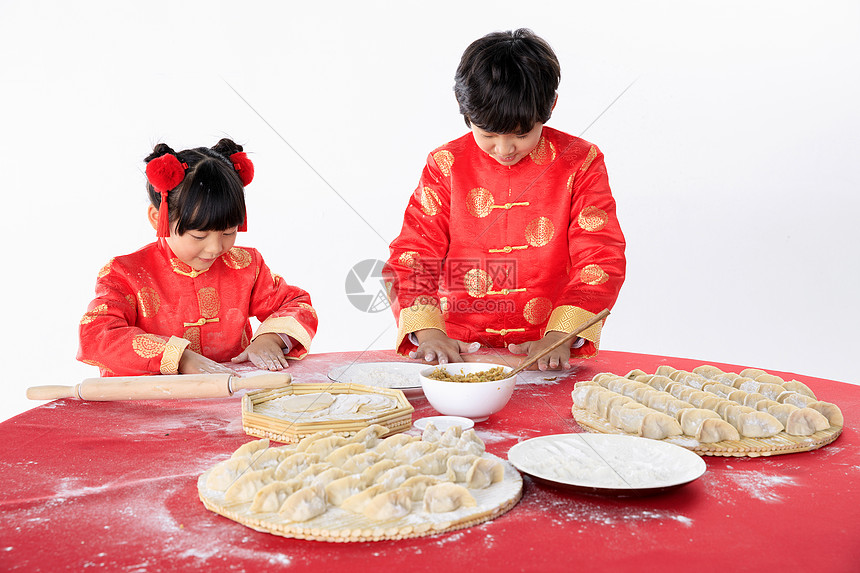 新年孩子们在包饺子图片