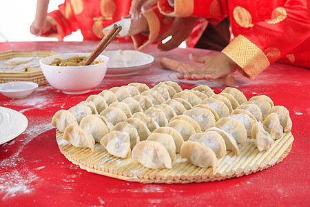 一家人喝水春年过年要吃饺子背景